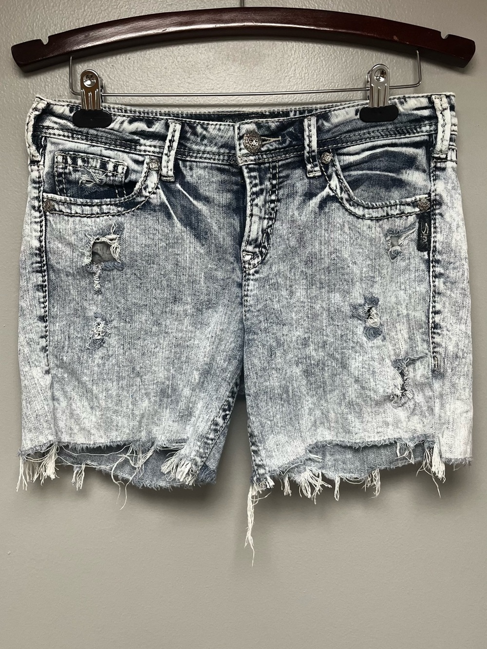 Silver Jeans Lola Boyfriend Light Blue Acid-Wash Distressed Jean Shorts size 29